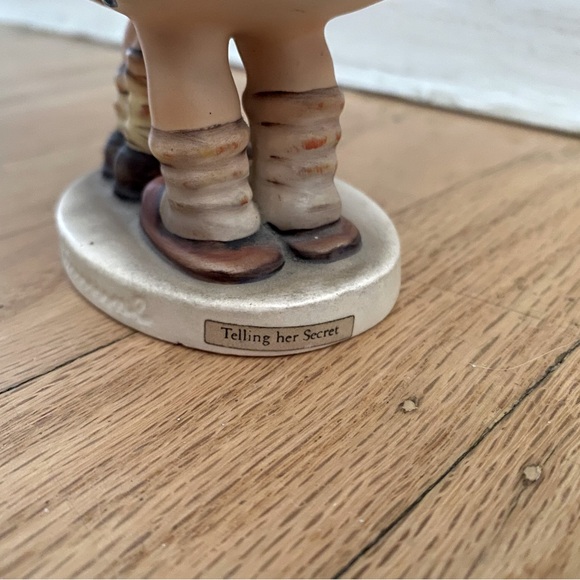 Hummel Ceramic Figurine “Telling Her Secret”, 196/0, 1948, signed - Picture 5 of 7